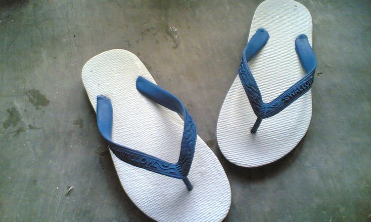 Sandal Jepit, sering ilang dan ketuker